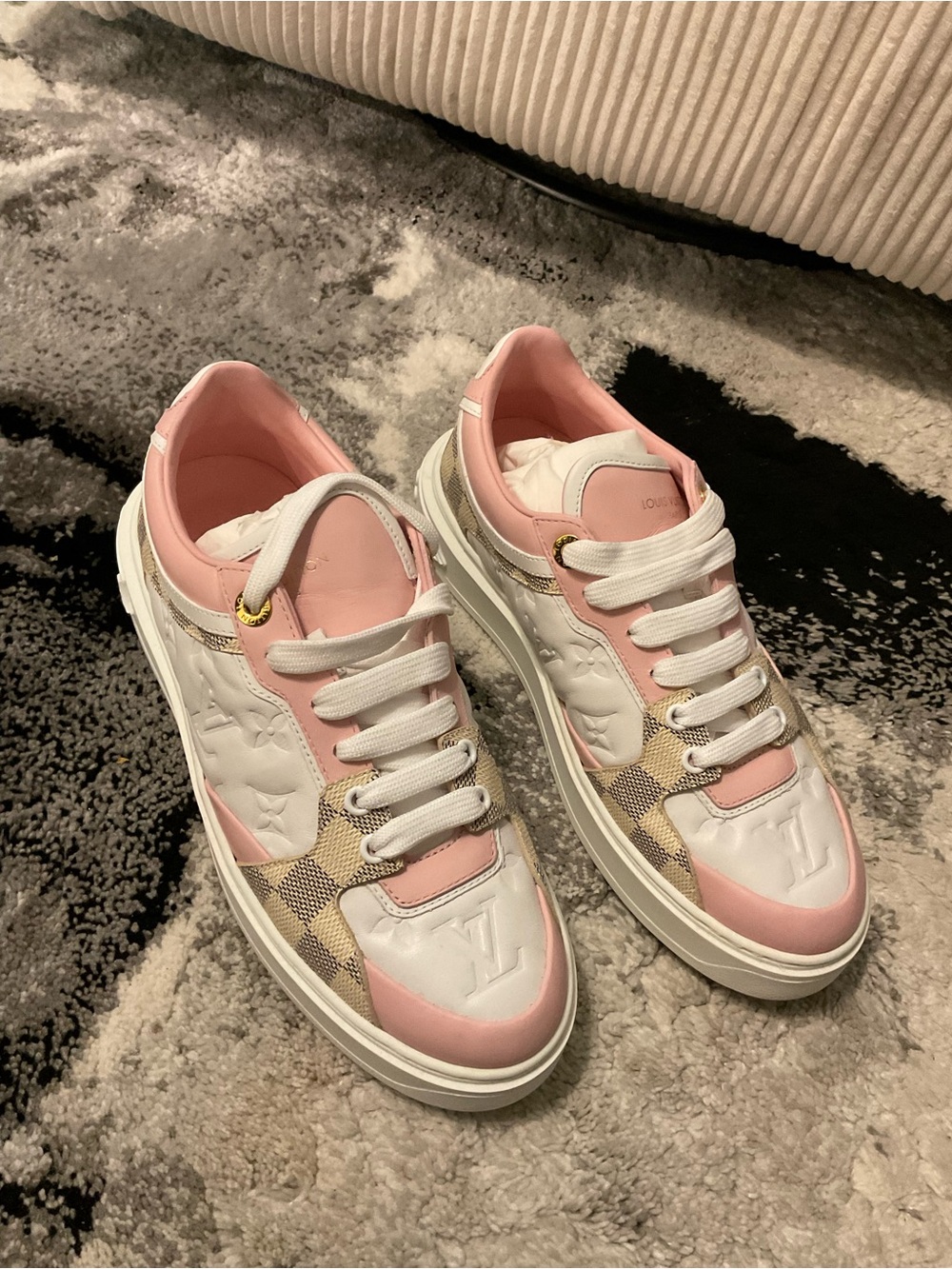 LOUIS VUITTON
Monogram Embossed Calfskin
Damier Azur Time Out Sneakers. 38.5